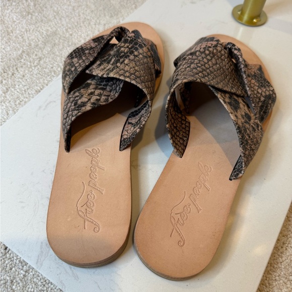 Free People Rio Vista Snakeskin Leather Flat Sandals Size 39 - Picture 4 of 6